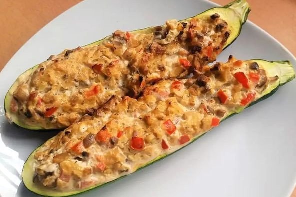 Gefüllte Zucchini mit Champignons und Frischkäse
