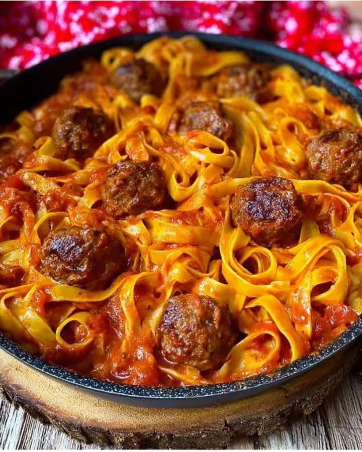 Tagliatelle with meatballs in tomato sauce