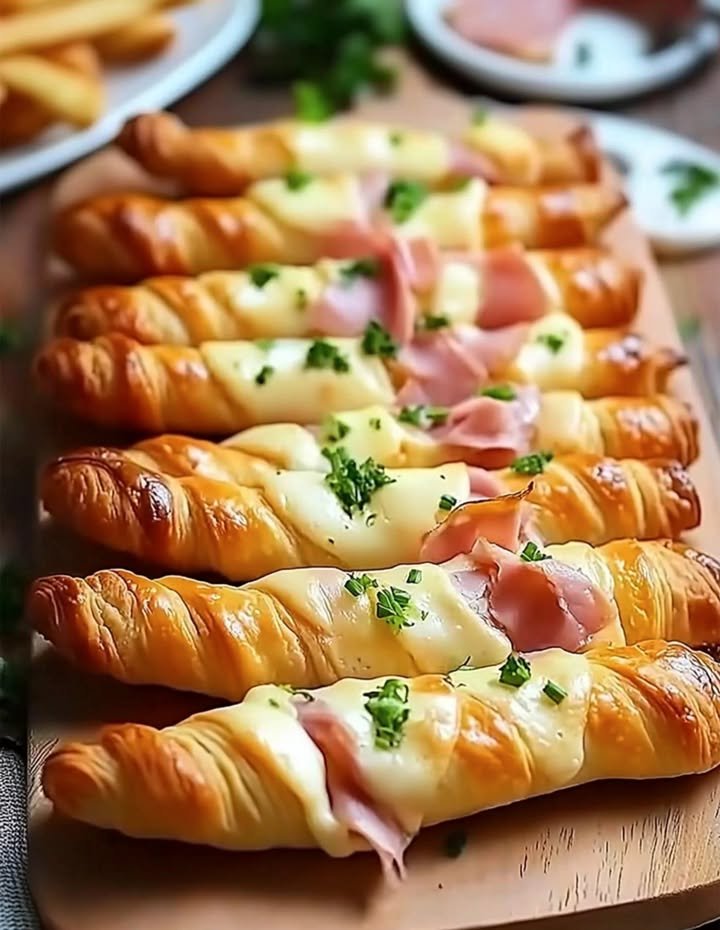 Blätterteigstangen mit Schinken und Käse