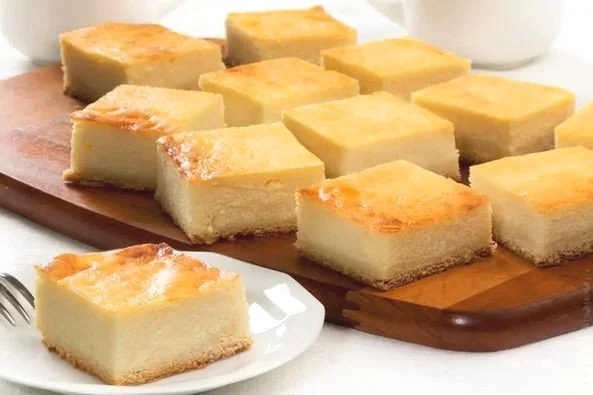 Blitzschneller Rahmkuchen vom Blech mit frischen Zutaten