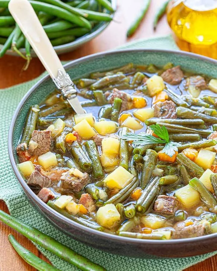 Bohneneintopf mit grünen Bohnen in einer Schüssel serviert