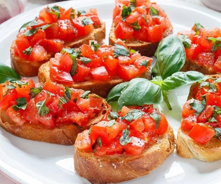Leckere Bruschetta mit frischen Tomaten als Vorspeise