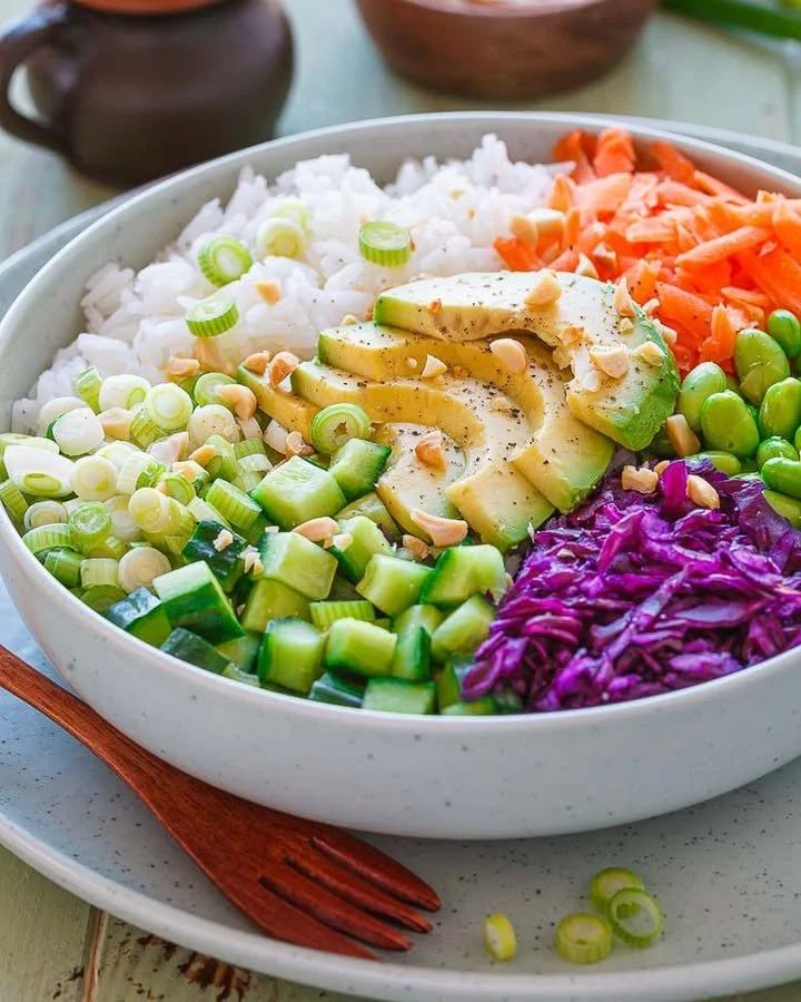Buddha-Bowl mit Reis, frischem Gemüse und aromatischen Zutaten