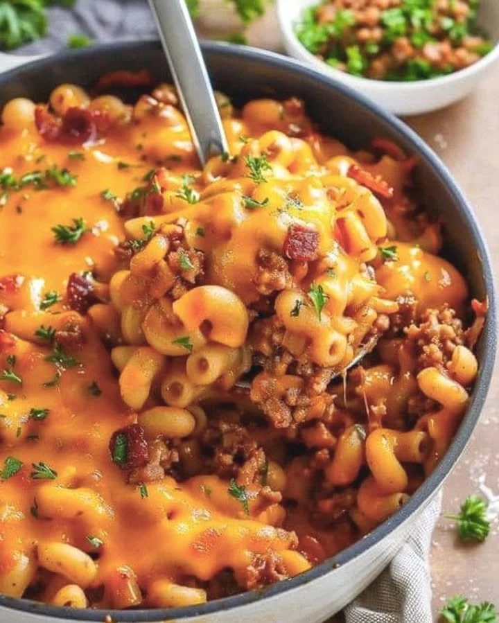 Leckere Cheeseburger-Pfanne mit Käse, Gemüse und Rindfleisch