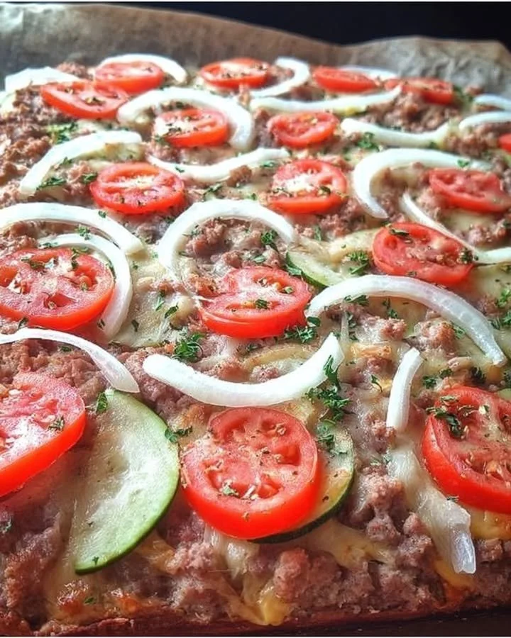 Leckere Hackfleischpizza mit frischen Zutaten und würziger Füllung.