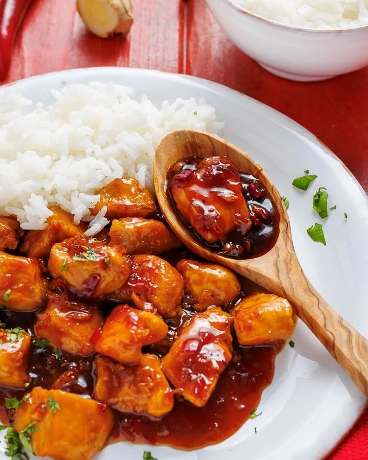 Hähnchen Teriyaki mit Gemüse und Reis auf einem Teller serviert