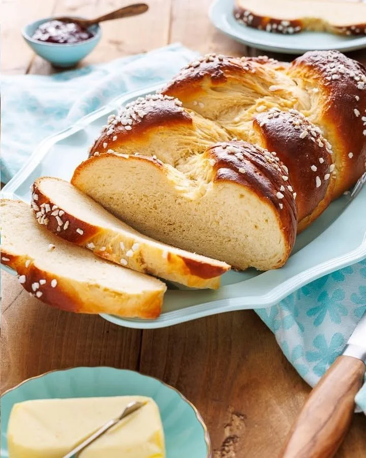 Frisch gebackener Hefezopf auf einem Tisch