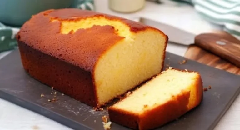 Leckerer Joghurtkuchen mit frischen Früchten und Sahne garniert