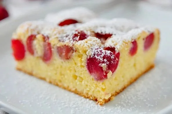 Kirschkuchen mit frischen Kirschen und saftiger Teigbasis