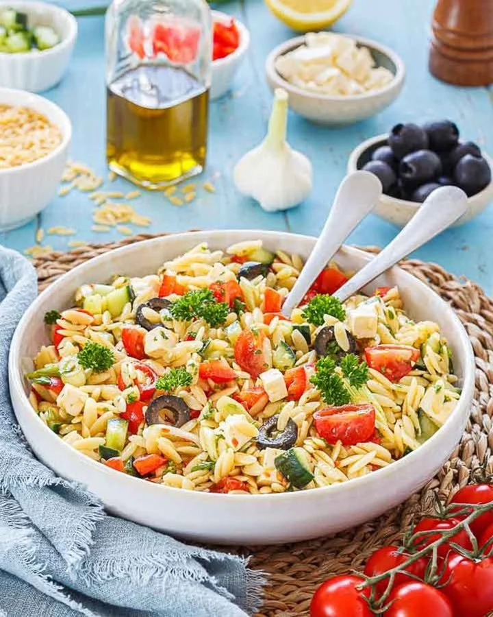 Delizioso Kritharaki-Salat mit frischem Gemüse und aromatischen Kräutern