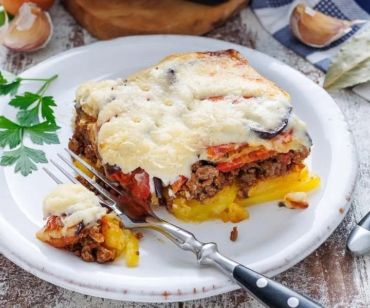Traditionelle griechische Moussaka mit Auberginen, Hackfleisch und Bechamelsauce