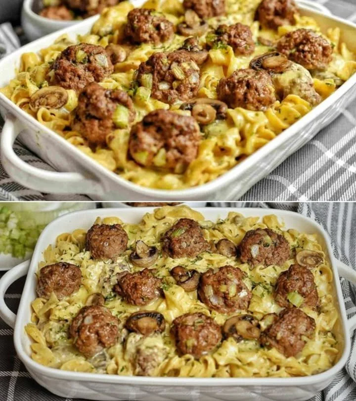 Nudeln mit Pilzsauce und Fleischbällchen auf einem Teller serviert.