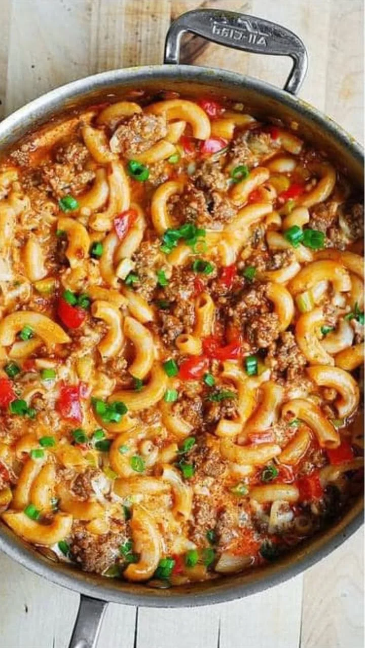 Cremige Rahmnudeln mit Hackfleisch auf einem Teller präsentiert