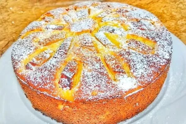 Saftiger Apfelkuchen mit Schmand auf einem Teller