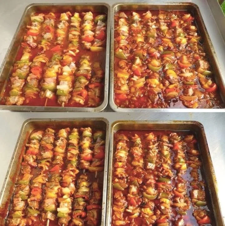 Schaschlik Spiesse mit frischer Schaschliksoße auf einem Grill