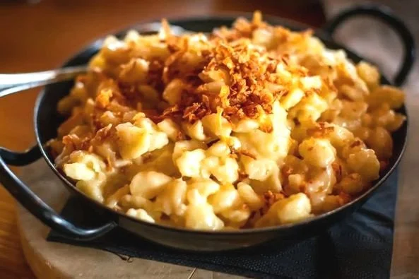 Schnelle Käsepätzle aus der schwäbischen Küche mit Käse und Zwiebeln