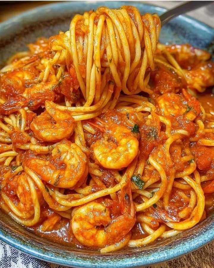 Spaghetti Garnelen in Tomatensauce serviert auf einem Teller