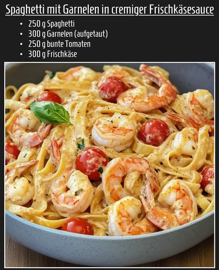 Spaghetti mit Shrimps in cremiger Frischkäsesauce auf einem Teller serviert.