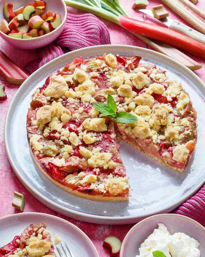 Leckerer Streusel-Rhabarberkuchen mit frischem Rhabarber und knusprigem Streuseltopping