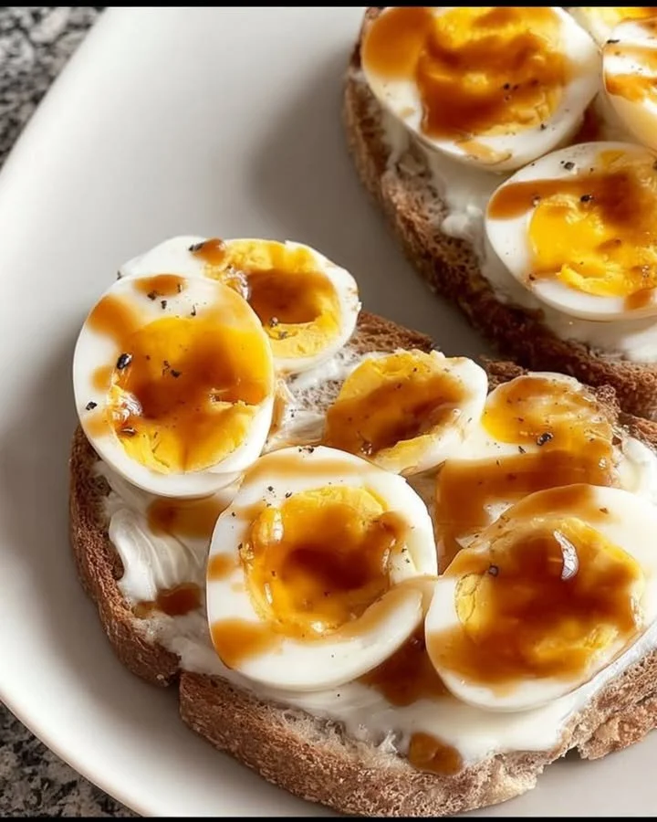 Weich gekochte Eier mit Maggi auf einem Teller serviert