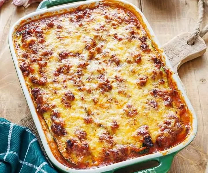 Zucchini-Lasagne mit Hackfleisch auf einem Teller serviert
