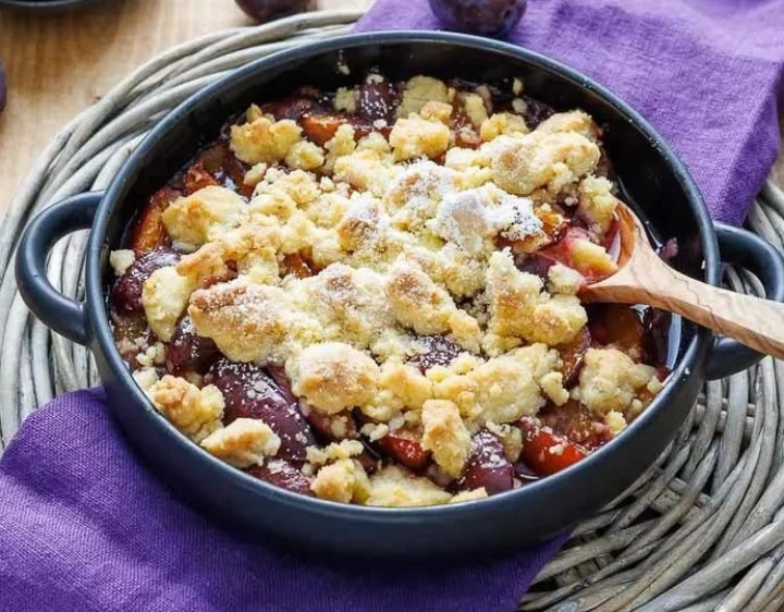 Leckerer Zwetschgen-Crumble mit saftigen Früchten und knusprigem Topping.