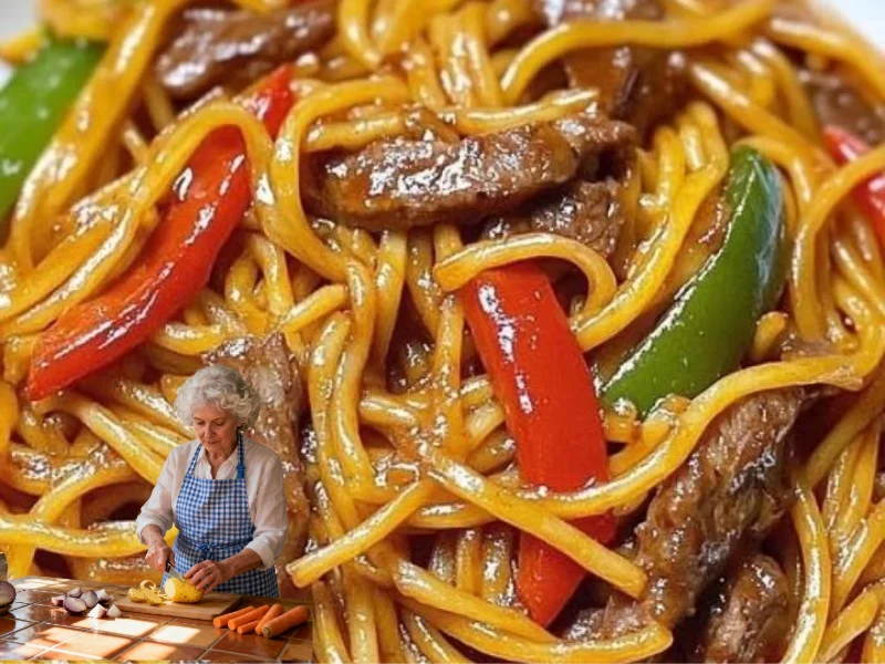 Asiatisches Rindfleisch mit Paprika und Spaghetti auf einem Teller serviert.