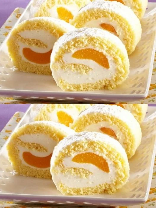 Biskuitrollen mit Schokoladenfüllung auf einem Teller serviert