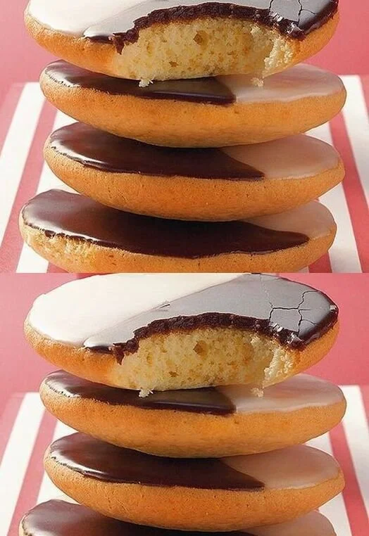 Leckere Amerikaner mit Zuckerguss auf einem Teller