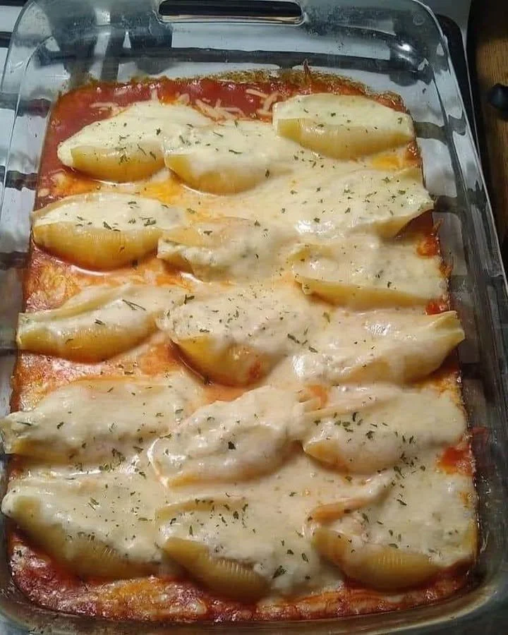 Buntes Geburtstagsgebäck auf einem festlichen Tisch mit Kerzen und Dekoration.