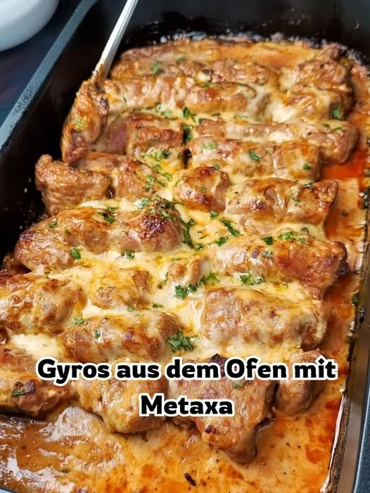 Gyros aus dem Ofen mit Metaxasauce auf einem Teller serviert