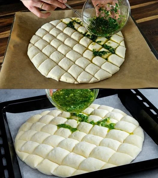 Frisch gebackenes Knoblauchbrot mit Kräutern und Butter