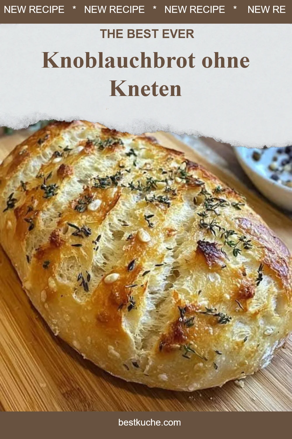 Knoblauchbrot ohne Kneten, frisch gebacken und serviert auf einem Holzbrett