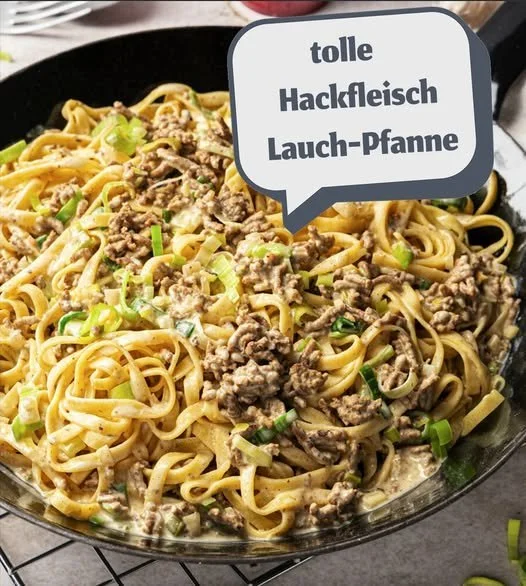 Lauchpfanne mit Gehacktem und Nudeln auf einem Teller serviert