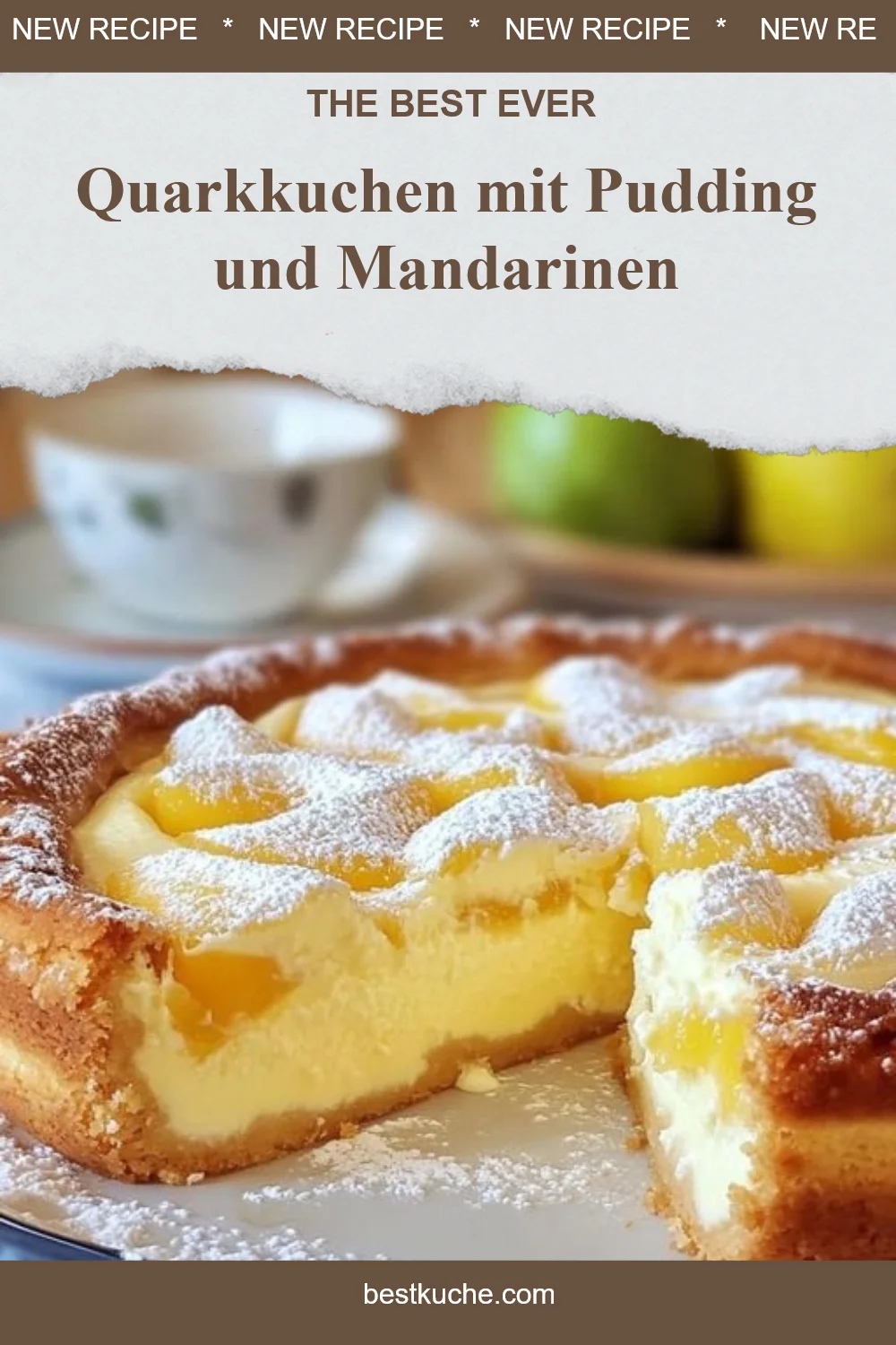 Quarkkuchen mit Pudding und Mandarinen auf einem Teller serviert