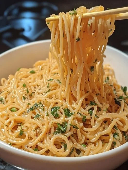 Spaghetti mit Knoblauch in einer köstlichen Soße serviert