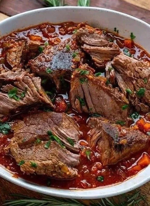 Weihnachts Schmorbraten mit Beilagen auf einem festlich gedeckten Tisch.