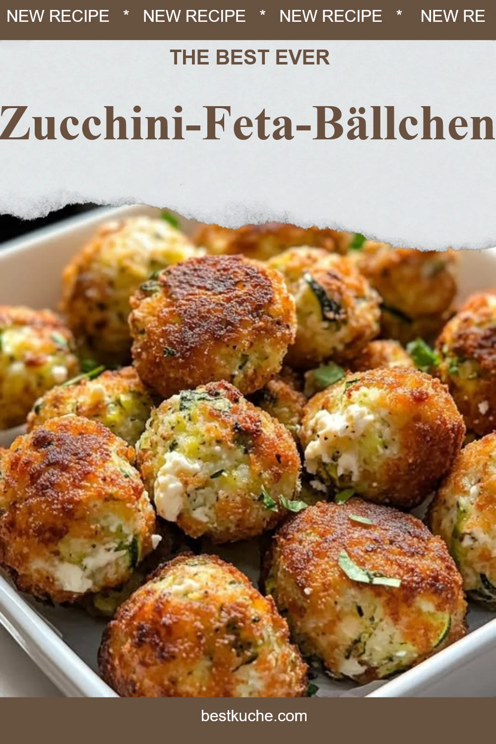Hausgemachte Zucchini-Feta-Bällchen auf einem Teller serviert