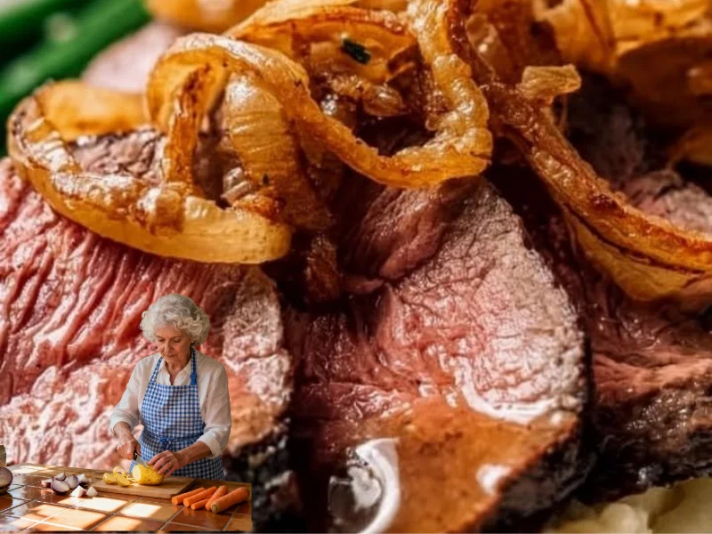 Zwiebelrostbraten mit karamellisierten Zwiebeln auf einem Teller serviert