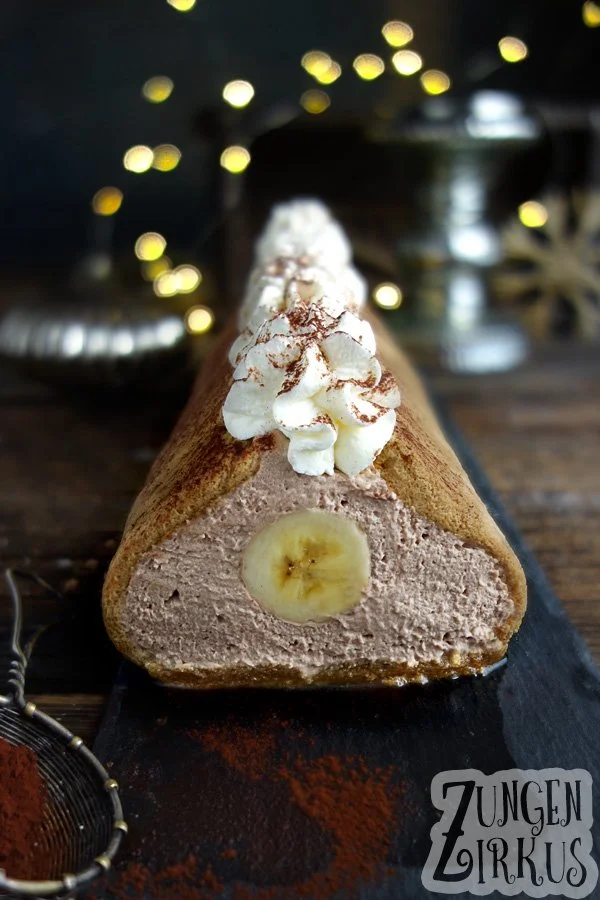Bananenrolle aus Löffelbiskuit mit Nougat