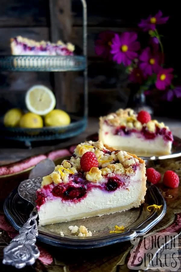 Beerenkäsekuchen mit Zitronenstreusel