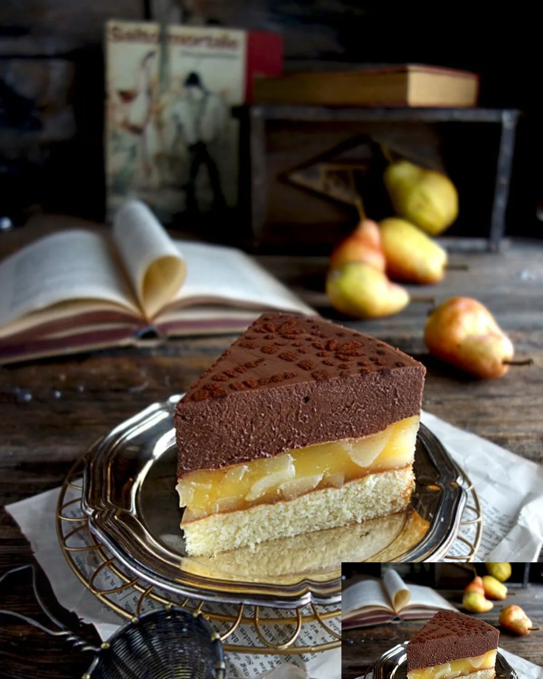 Birnentorte mit Weißwein und Schokolade auf einem Teller