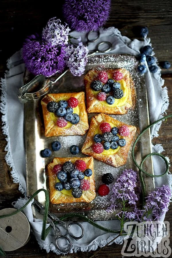 Blätterteig-Teilchen mit Pudding und Beeren