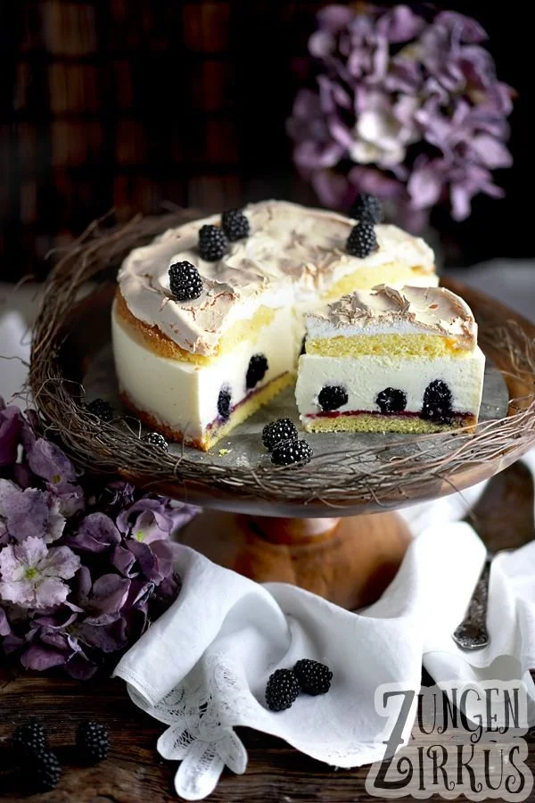 Brombeer-Baiser-Torte mit Quarksahne