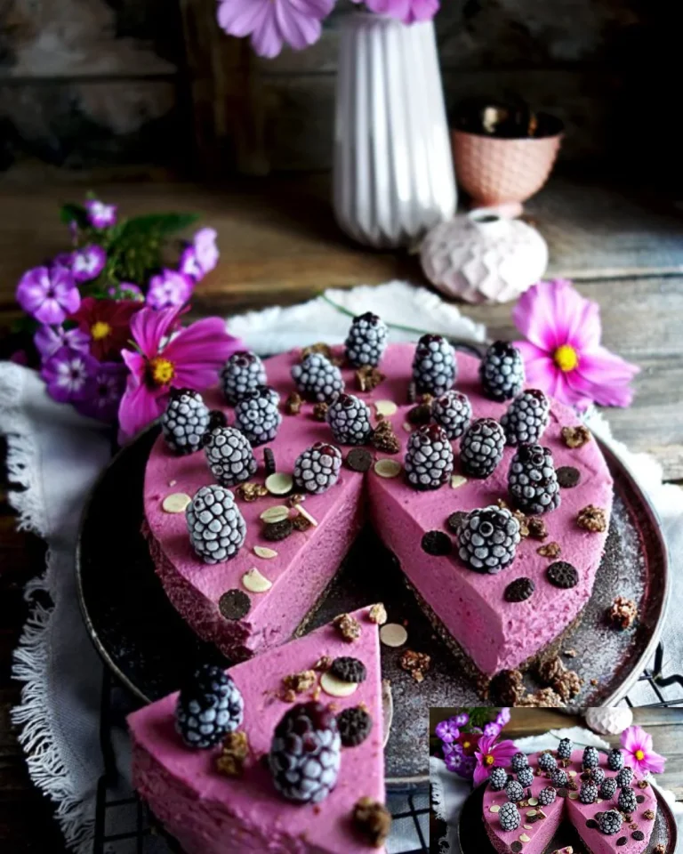 Brombeertorte mit Schokomüsli-Boden auf einem eleganten Teller serviert