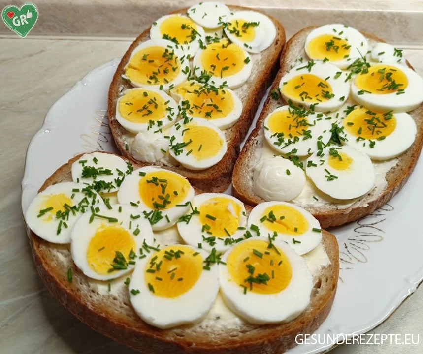 Brot mit Ei und Schnittlauch