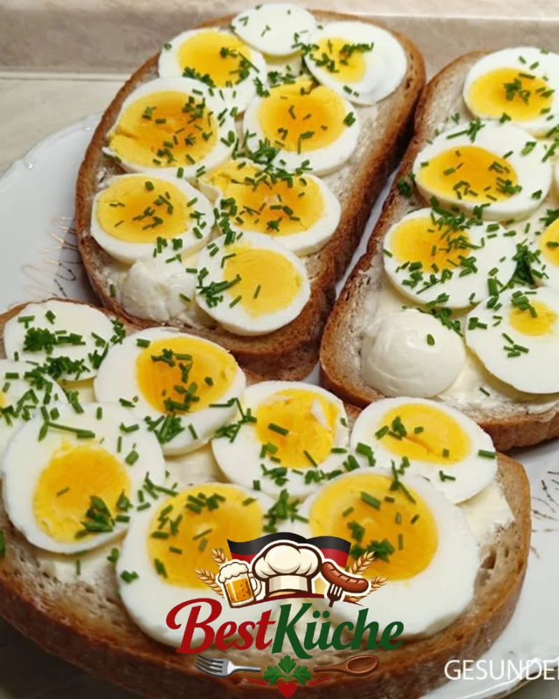 Brot mit Ei und frischem Schnittlauch auf einem Teller serviert