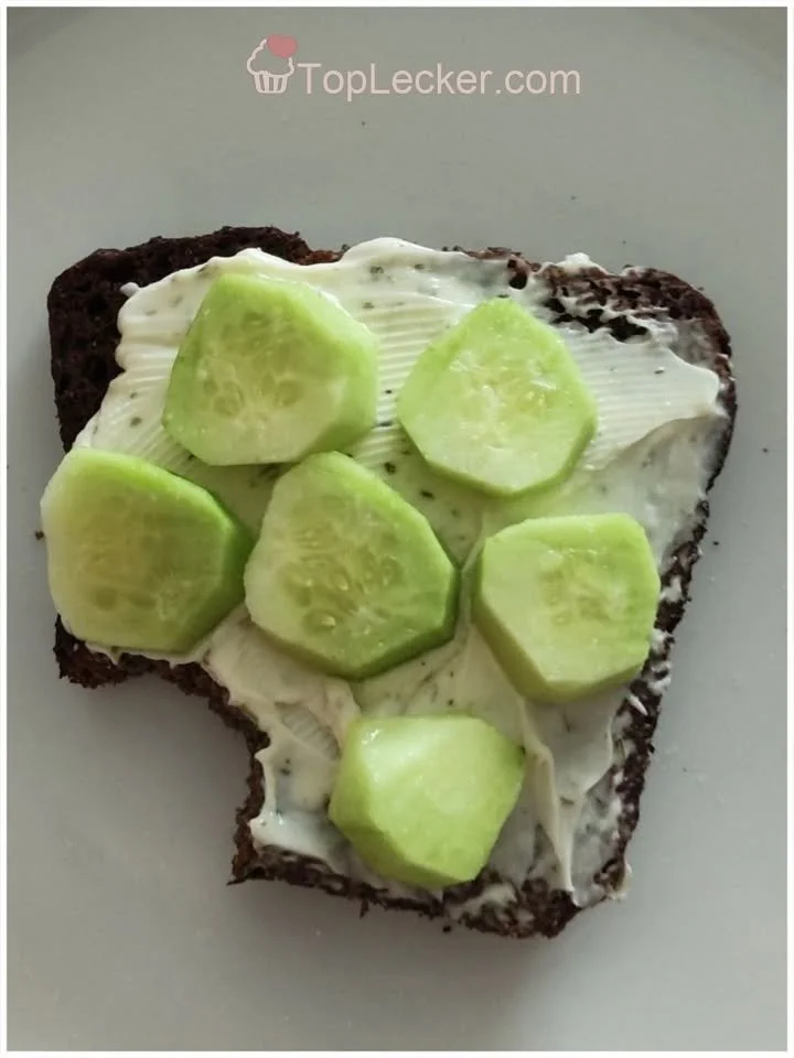 Brot mit Frischkäse und Gurke