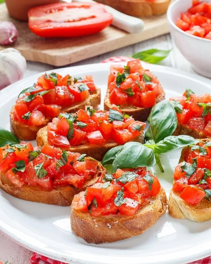 Leckere Bruschetta mit frischen Tomaten und Basilikum auf geröstetem Brot