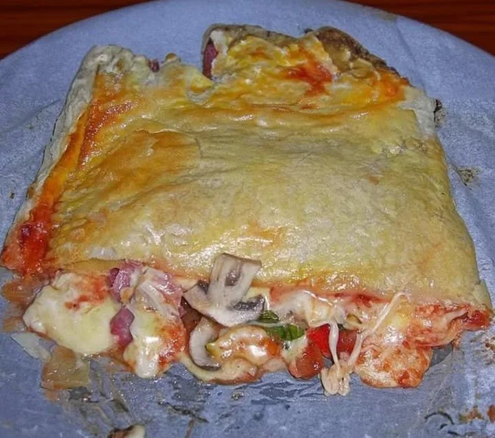 Leckere Calzone mit Blätterteig, gefüllt mit frischen Zutaten.